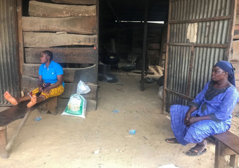 © Reuters. Women sit in front of a rice mill in Wurukum area of Makurdi town