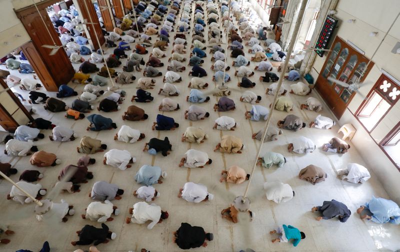 &copy; Reuters. إقليم السند في باكستان يحظر الصلاة في المساجد خلال رمضان