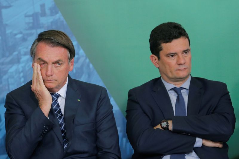 &copy; Reuters. Presidente Jair Bolsonaro e ministro da Justiça, Sergio Moro, em cerimônia no Palácio do Planalto