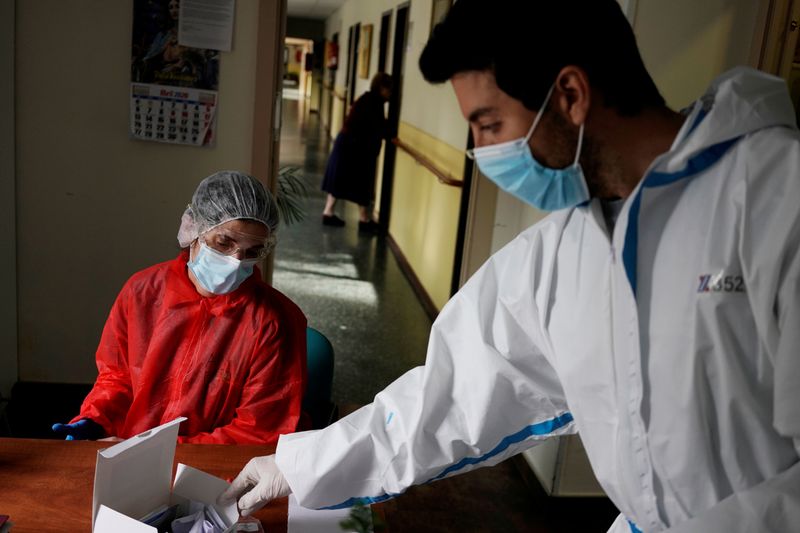 &copy; Reuters. Profissional de saúde durante teste de sangue para detectar Covid-19 em asilo em Pozuelo de Alarcón, na Espanha