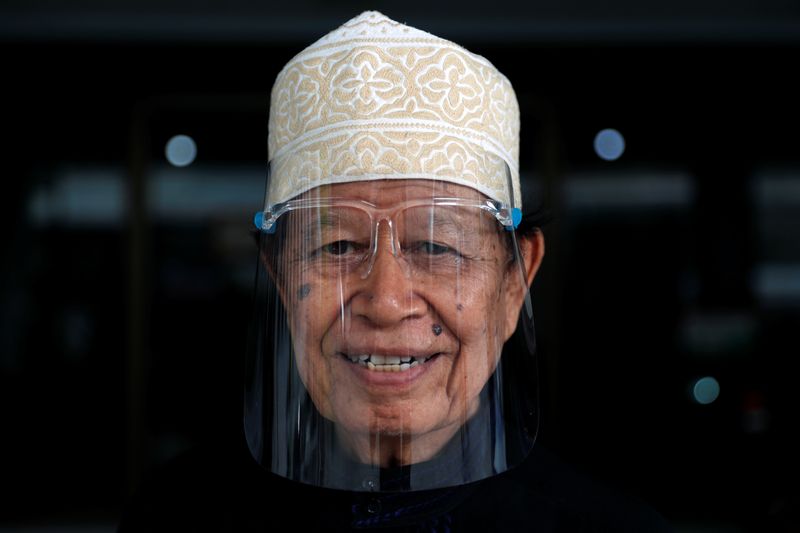 &copy; Reuters. Un hombre con un protector facial es visto en una mezquita en Bangkok, Tailandia, el 24 de abril de 2020