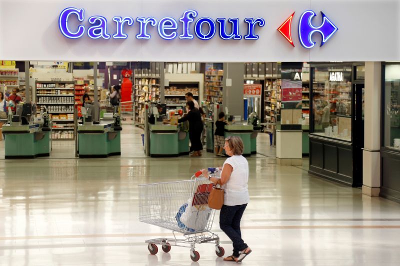 &copy; Reuters. FILE PHOTO: A customer pushes a shopping trolley as she arrives at the Carrefour&apos;s Bercy hypermarket in Charenton Le Pont, near Paris