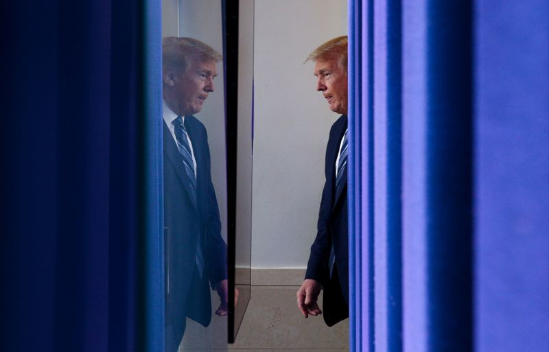 &copy; Reuters. Il presidente USA Donald Trump arriva a una conferenza stampa alla Casa Bianca, 21 aprile 2020