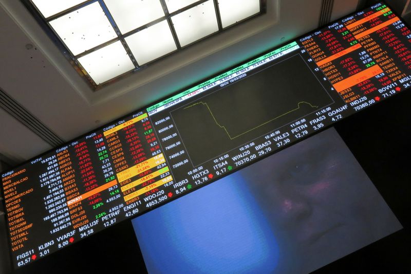 © Reuters. Painel na bolsa de valores de São Paulo
