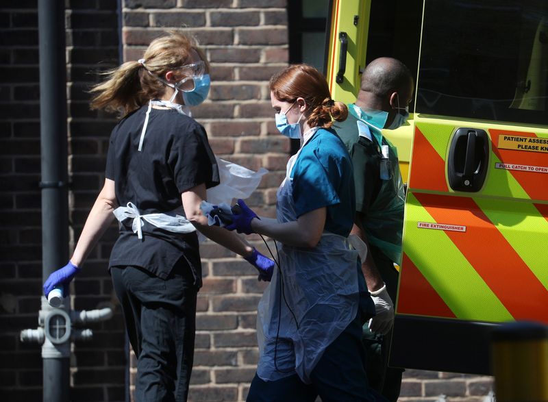 © Reuters. Profissionais de saúde com equipamentos de proteção contra coronavírus em frente ao hospital Lewisham, em Londres