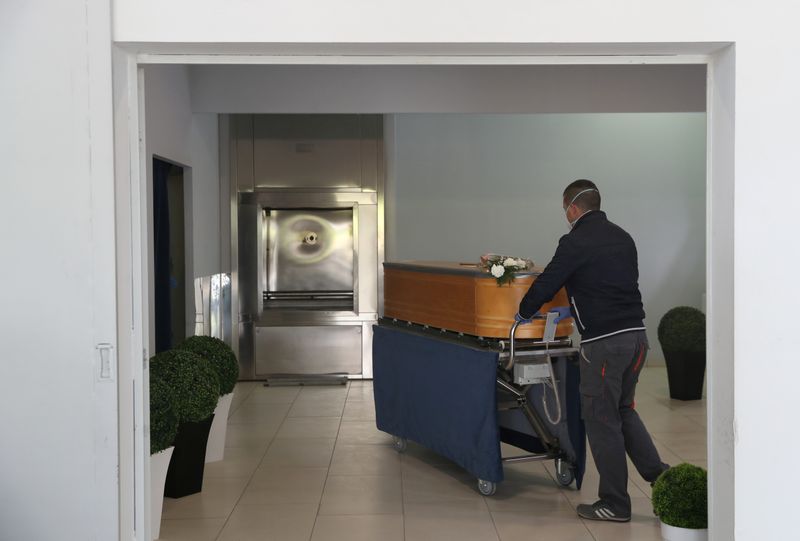 &copy; Reuters. Diego González, un trabajador de una funeraria, es visto en el crematorio de Santa Teresa empujando un ataúd con una víctima de COVID-19 para ser cremada, en medio del brote de la enfermedad coronavirus (COVID-19) en Segovia, España