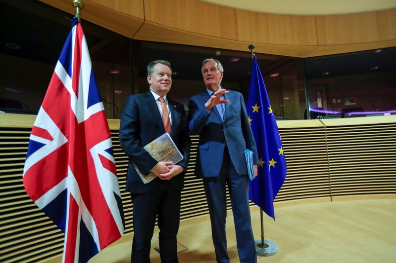 &copy; Reuters. FOTO DE ARCHIVO: El negociador jefe de la UE, Michel Barnier (dcha), y el asesor del primer ministro británico para Europa, David Frost, al comienzo de una ronda de negociaciones sobre el Brexit en Bruselas, Bélgica.