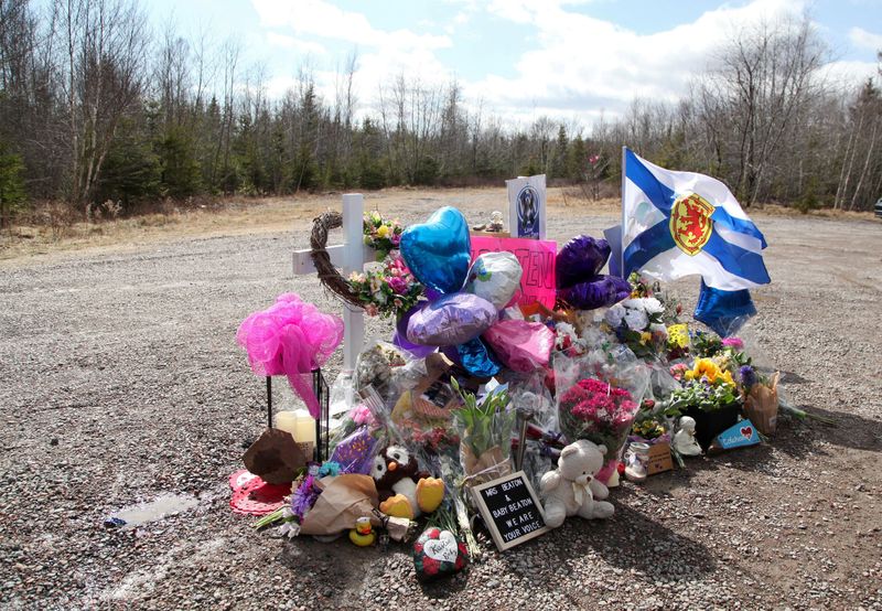 &copy; Reuters. FILE PHOTO: A roadside memorial for Kristen Beaton a victim of Nova Scotia mass shooting, in Debert