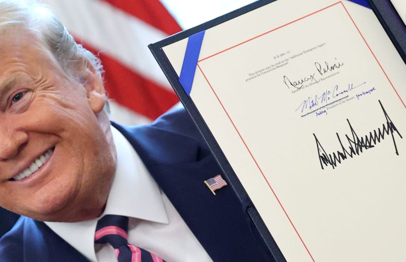 © Reuters. Presidente dos EUA, Donald Trump, durante cerimônia de assinatura de pacote de alívio em meio à pandemia coronavírus