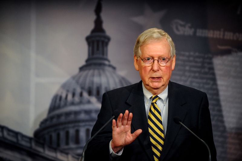 © Reuters. FILE PHOTO: McConnell speaks to the media after a meeting to wrap up work on coronavirus economic aid legislation