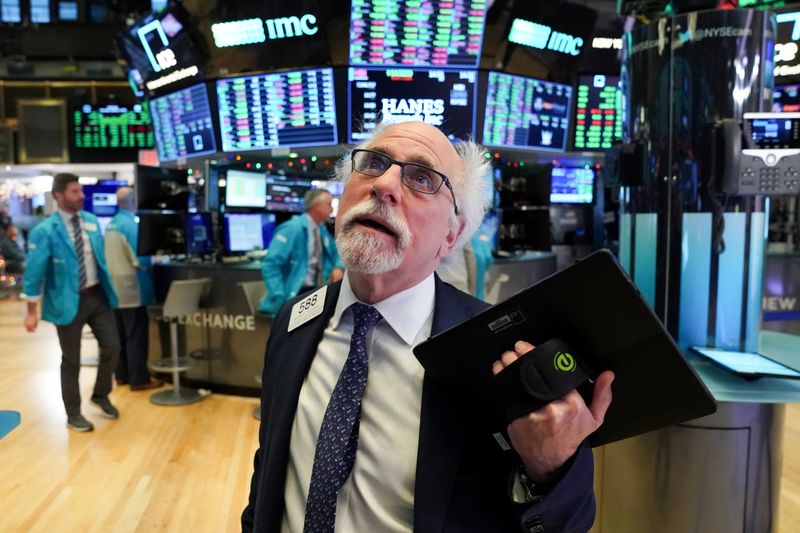 © Reuters. FILE PHOTO: Trader works at the New York Stock Exchange