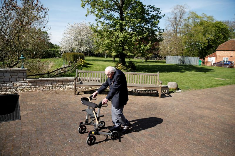 &copy; Reuters. Capitão britânico Tom Moore, de 99 anos