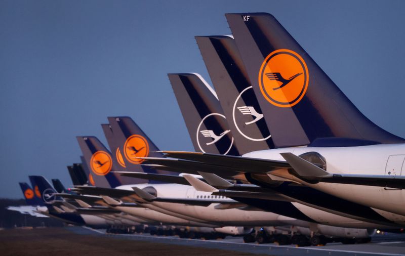 © Reuters. FIPlanes of German carrier Lufthansa parked on a closed runway at Frankfurt airport