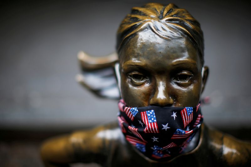 &copy; Reuters. La escultura de la &quot;Niña sin miedo&quot; cubierta por una máscarilla protectora en el distrito financiero durante el brote de coronavirus en Nueva York