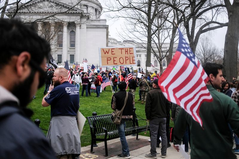 &copy; Reuters. محتجون يطالبون حاكم ويسكونسن الأمريكية بإعادة فتح الولاية