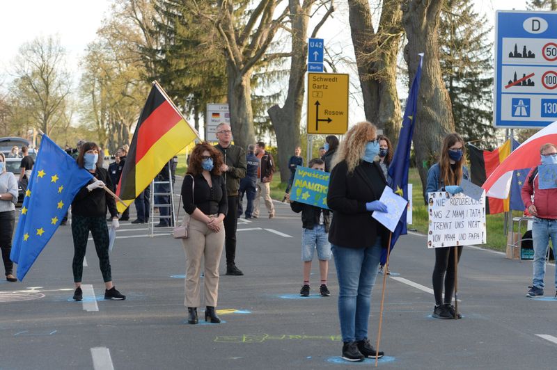 © Reuters. Cross-border workers stage protest at Polish-German border demanding to be exempt from the mandatory quarantine during coronavirus disease (COVID-19) outbreak at the crossing in Rosowek