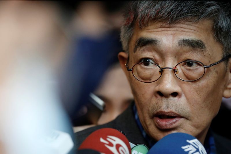 &copy; Reuters. Lam Wing-Kee talks to the media on the opening day of his bookstore “Causeway Bay books” in Taipei
