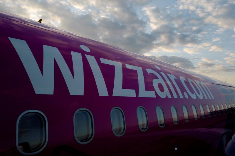 © Reuters. FOTO DE ARCHIVO: Un avión de Wizz Air en el aeropuerto de Londres-Luton