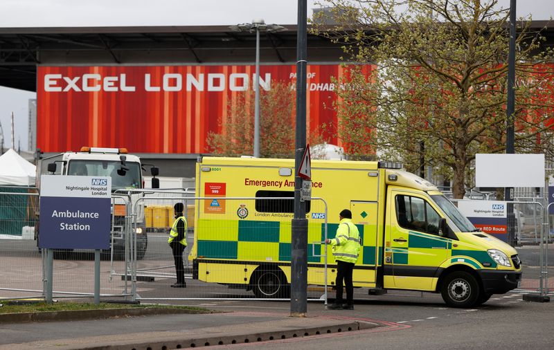 © Reuters. Ambulância em frente a hospital em Londres, Inglaterra, em meio à pandemia de coronavírus