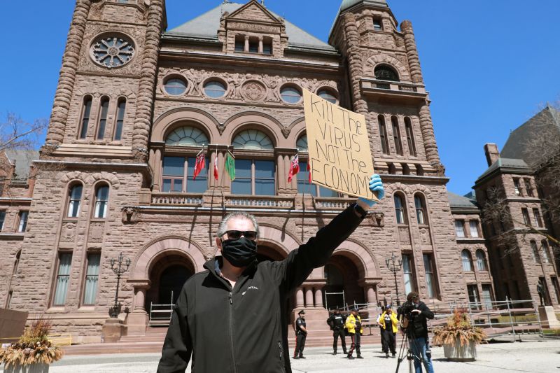 © Reuters. Los manifestantes exigen la eliminación de las restricciones provinciales de la enfermedad por coronavirus en Toronto