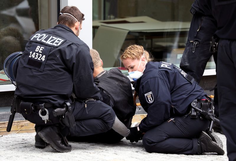 &copy; Reuters. CORONAVIRUS: MANIFESTATION CONTRE LE CONFINEMENT À BERLIN