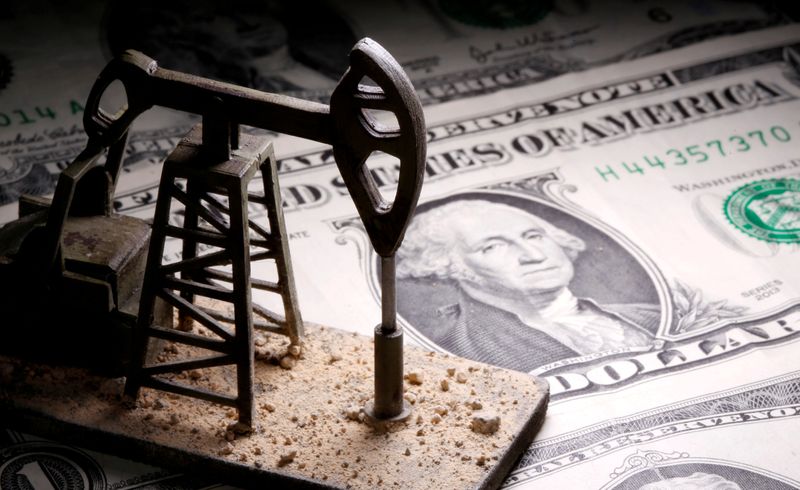 © Reuters. FILE PHOTO: A 3D printed oil pump jack is placed on dollar banknotes in this illustration picture