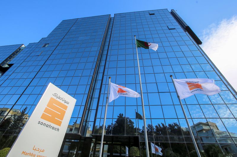 © Reuters. الجزائر تقول إن احتياطياتها المثبتة من النفط تبلغ عشرة مليارات برميل