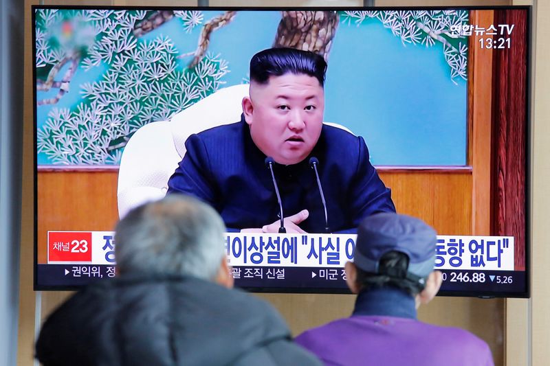 &copy; Reuters. FOTO DE ARCHIVO: Surcoreanos ven un reportaje de televisión sobre el líder norcoreano Kim Jong Un en Seúl