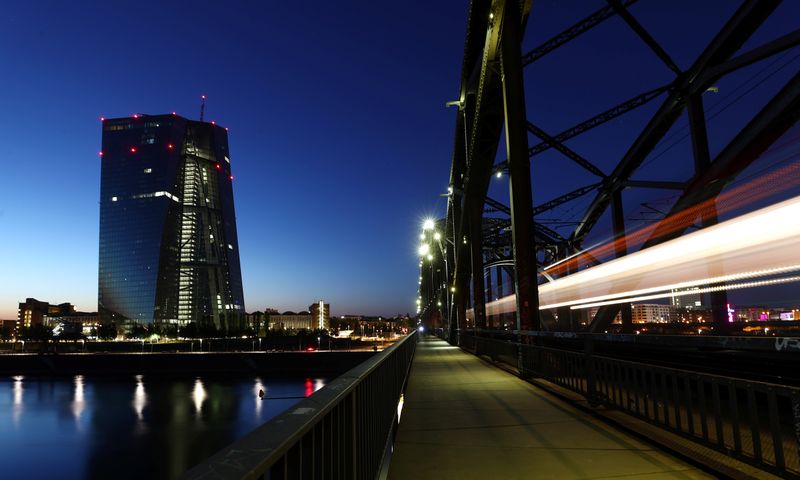 &copy; Reuters. FOTO DE ARCHIVO: El cuartel general del Banco Central Europeo (BCE) es fotografiado durante la puesta de sol en Fráncfort, Alemania, el 22 de abril de 2020, mientras continúa la propagación de la enfermedad coronavirus (COVID-19).