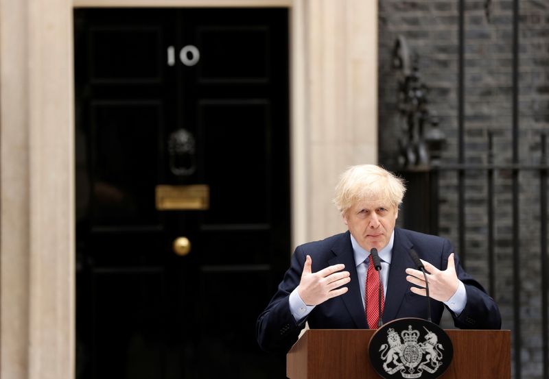 &copy; Reuters. El primer ministro británico Boris Johnson habla a las puertas del 10 de Downing Street después de recuperarse de la enfermedad coronavirus (COVID-19), Londres, Reino Unido