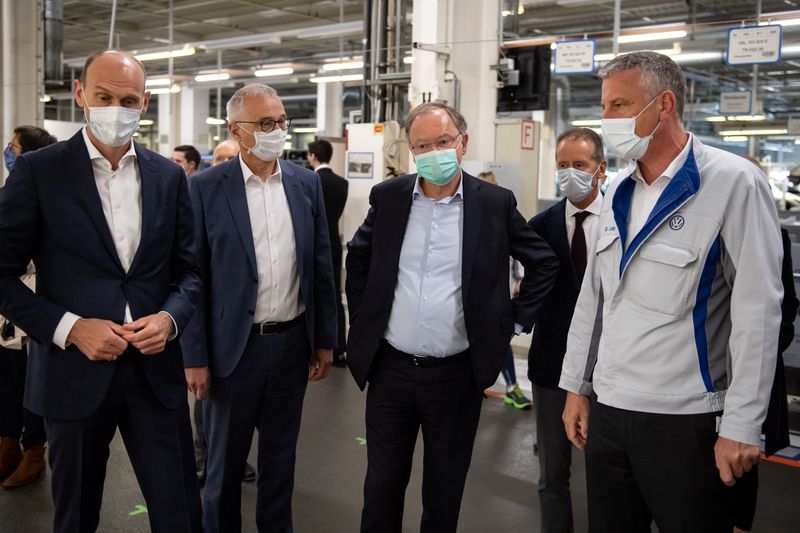 © Reuters. VW re-starts Europe's largest car factory after coronavirus shutdown