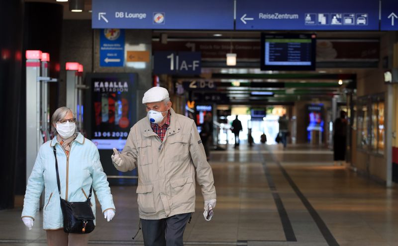 &copy; Reuters. Gente usando mascarillas en el transporte público, mientras la propagación de la enfermedad del coronavirus (COVID-19) continúa en Colonia