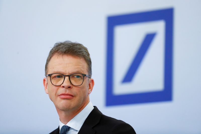 &copy; Reuters. FOTO DE ARCHIVO: Christian Sewing, CEO del Deutsche Bank AG, durante la rueda de prensa anual del banco en Fráncfort, Alemania, el 30 de enero de 2020