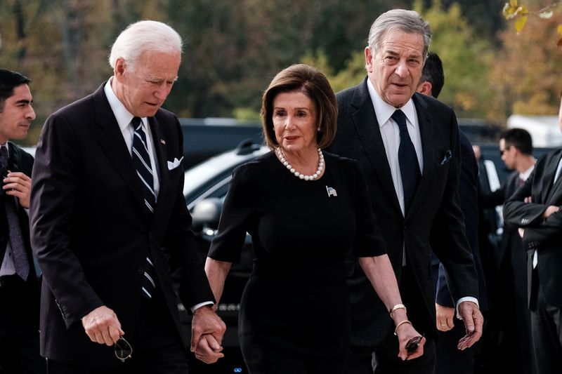 &copy; Reuters. FOTO DE ARCHIVO: Joe Biden, Nancy Pelosi y su marido Paul Pelosi llegan para el servicio fúnebre de Elijah Cummings en Maryland, EEUU, el 25 de octubre de 2019