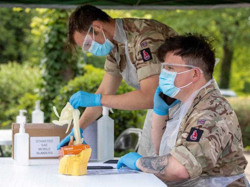 © Reuters. Armed Forces provide assistance at COVID-19 mobile testing facility