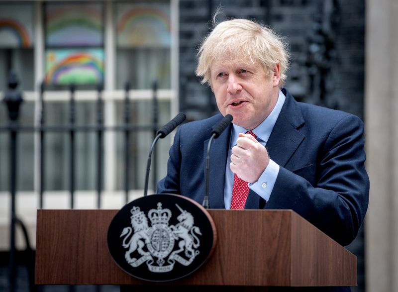 &copy; Reuters. Premiê britânico, Boris Johnson, discursa em frente à sua residência oficial em Londres