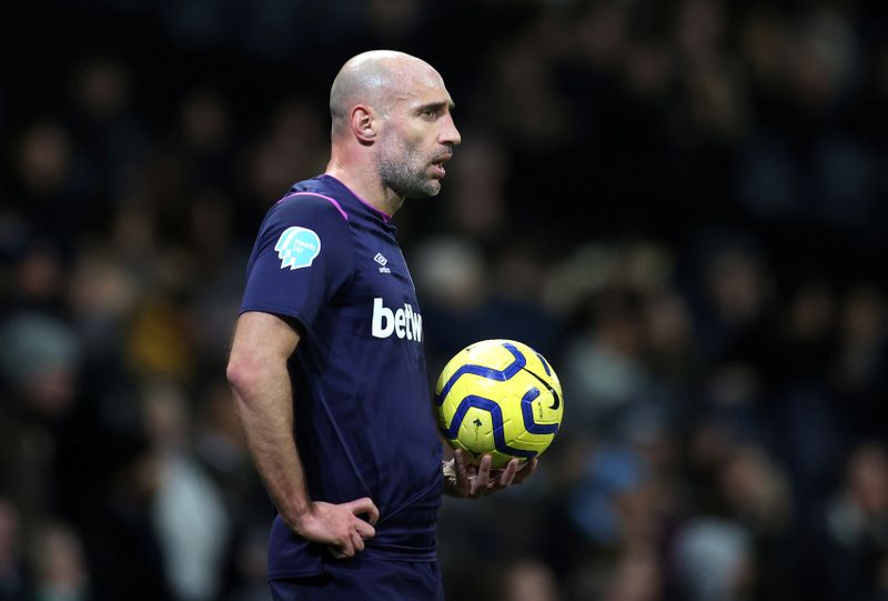 &copy; Reuters. Foto de archivo. El jugardor del  West Ham United Pablo Zabaleta en el Etihad Stadium, Manchester