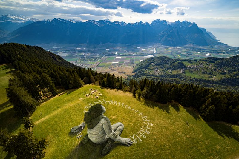 &copy; Reuters. Una obra llamada &quot;Más allá de la crisis&quot; del artista francés Guillaume Legros, conocido como Saype, en Leysin, Suiza