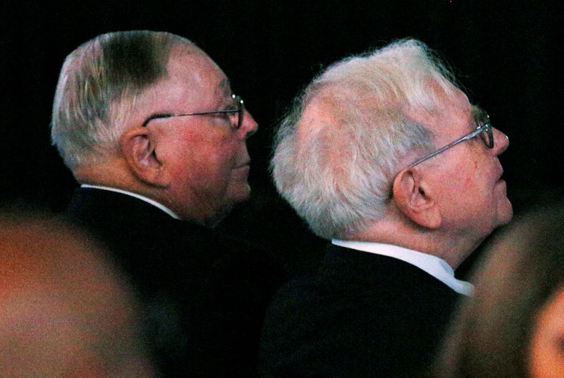 © Reuters. FILE PHOTO: Berkshire Hathaway Chairman Buffett and Vice Chairman Munger wait to begin the company's annual meeting in Omaha