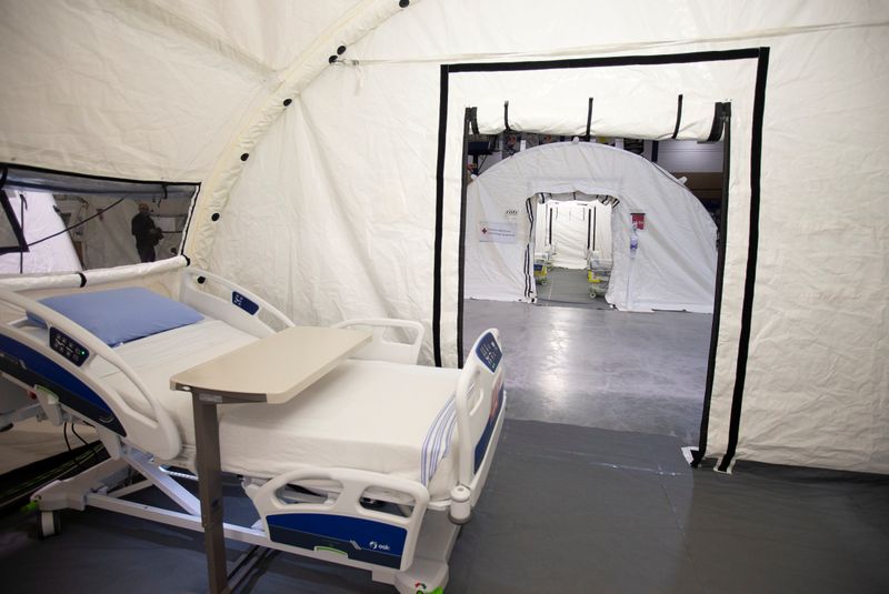 &copy; Reuters. A mobile hospital is set up in an arena in Montreal