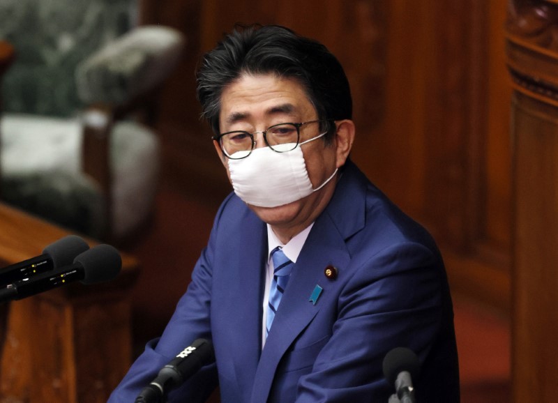 &copy; Reuters. Imagen de archivo del primer ministro de Japón,  Shinzo Abe, durante una sesión parlamentaria.