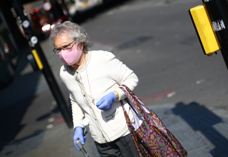 &copy; Reuters. Mulher usa máscara de proteção na London Bridge