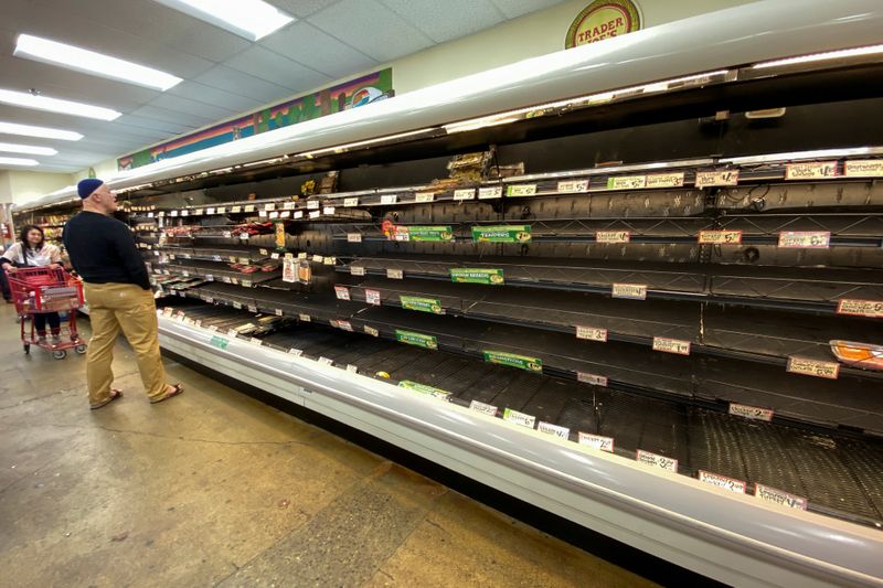 © Reuters. Prateleiras vazias em supermercado de Encinitas, Califórnia (EUA)