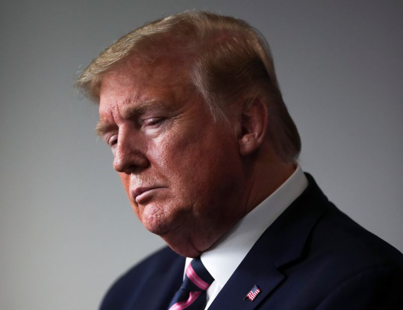 &copy; Reuters. FILE PHOTO: U.S. President Trump leads the daily coronavirus disease (COVID-19) outbreak task force briefing at the White House in Washington