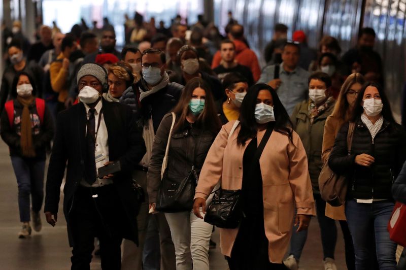 &copy; Reuters. Usuários do transporte público usam máscaras de proteção em Paris