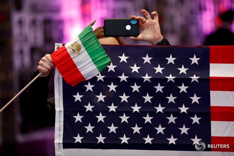 &copy; Reuters. FILE PHOTO: Attendees hold flags from Iran and the United States as Iranian Americans from across California converge in Los Angeles to participate in the California Convention for a Free Iran and to express support for nationwide protests in Iran