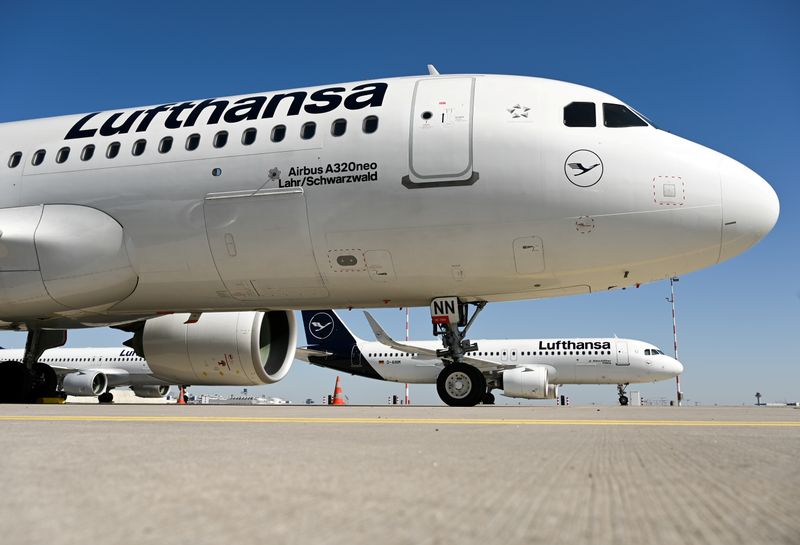 &copy; Reuters. FILE PHOTO: A Lufthansa plane parked in Frankfurt, Germany