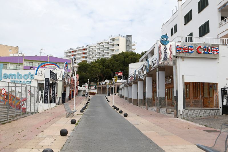 &copy; Reuters. FILE PHOTO:  General view of the Punta Ballena touristic area in Magaluf during the coronavirus disease (COVID-19) outbreak in Mallorca
