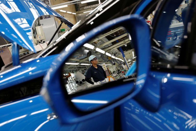 &copy; Reuters. Employees of Toyota Motor Corp. work on assembly line in Toyota