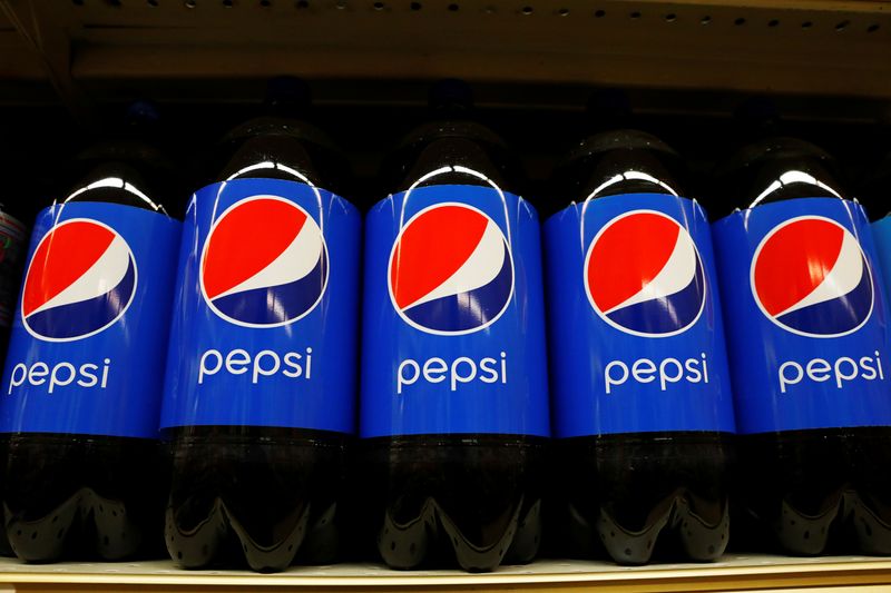 &copy; Reuters. FILE PHOTO: Pepsi products are displayed in a supermarket in New York